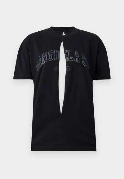 T-shirt de algodão preto com recorte em forma de chave na gola, mangas curtas e impressão gráfica "MARGIELA 9" em cor contrastante.