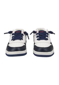 Sneaker bianche con dettagli blu navy, caratterizzate da punta tonda, design perforato e lacci piatti. Suola in gomma con grip testurizzato.