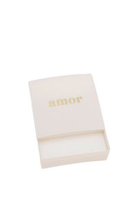 Piccola scatola bianca aperta con la scritta dorata "amor" sul coperchio, che mostra l'interno vuoto su uno sfondo bianco.