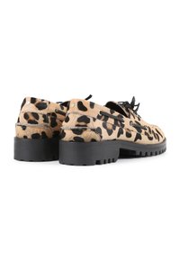 Schuhe mit Leopardenmuster aus strukturiertem, fellähnlichem Material, schwarzen Gummisohlen und schwarzen Schnürsenkeln. Das Design weist abgerundete Kanten und Stichdetails auf.