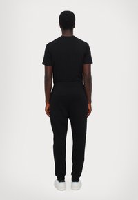 EA7 Emporio Armani PANTALONI - Treningo apatinė dalis - black
