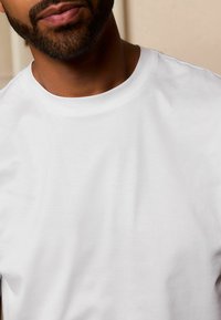 Next REGULAR FIT SIGNATURE SUPIMA  - Basic T-shirt - white