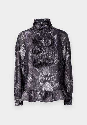Bluză cu imprimeu de șarpe negru și gri, cu guler înalt, plastron cu volane, închidere cu nasturi și tiv strâns. Mâneci lungi cu manșete.