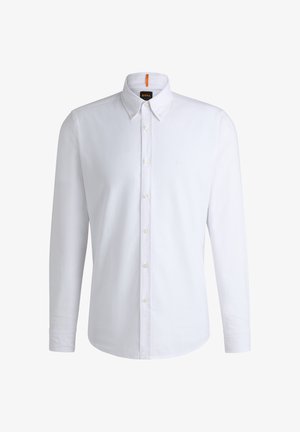 Weißes Langarm-Hemd mit Knöpfen aus Baumwolle. Verfügt über einen Kragen, Vorderknöpfe und ein kleines Logo auf der Brust mit einem orangen Akzent am Kragen.