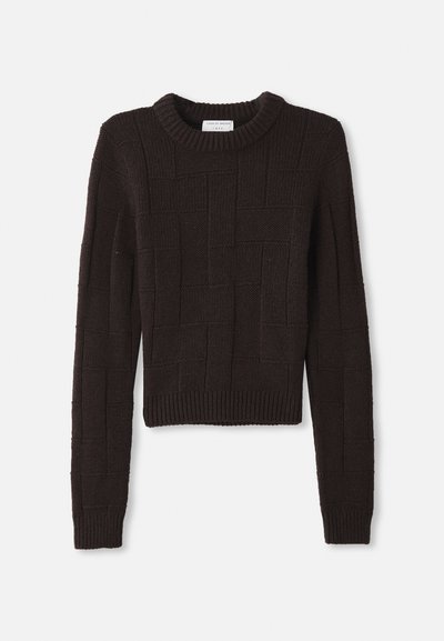 Maglione corto marrone con motivo geometrico testurizzato, collo e orlo a costine, maniche lunghe e tessuto spesso a maglia.