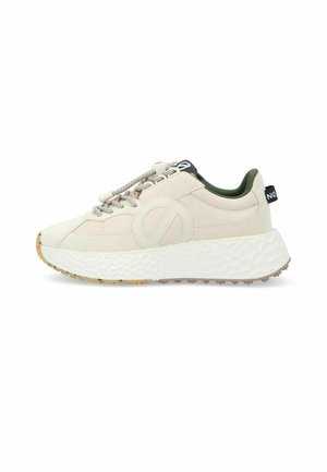 Beżowy sneaker z grubą, teksturowaną białą podeszwą, wzorzystymi sznurówkami, zieloną wkładką i okrągłym przeszyciem po boku.