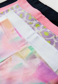 Campioni di tessuto in tonalità pastello assortite: rosa, bianco, nero e un lavanda decorato con accenti verdi. Texture liscia con dettagli di cuciture visibili.