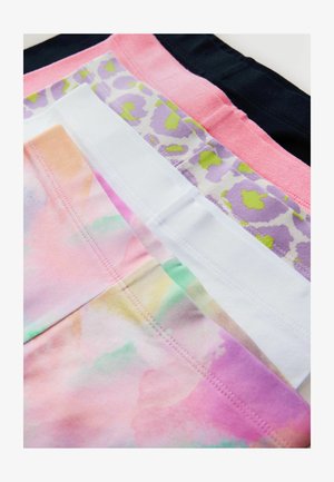 Muestras de telas en tonos pastel variados: rosa, blanco, negro y un lavanda estampado con acentos verdes. Textura suave con detalles de costura visibles.