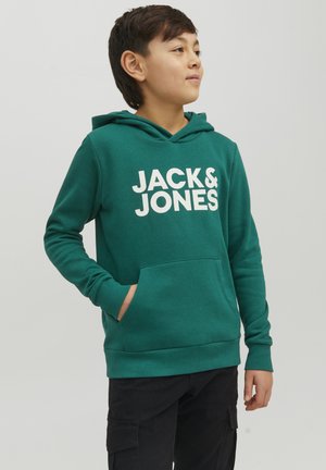 Felpa verde con cappuccio e tasca frontale, con la scritta "JACK & JONES" in grandi lettere bianche. Materiale morbido e testurizzato, vestibilità casual.