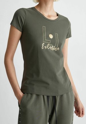 Camiseta de manga corta verde oliva en tejido suave con cuello redondo, que presenta una impresión en foil dorado de "LJ Exclusive" en letras estilizadas.