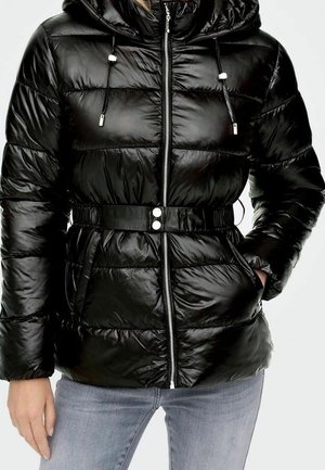 Schwarze gesteppte Daunenjacke mit Kapuze, verstellbarem Gürtel, Frontreißverschluss und Taschen, getragen mit hellgrauen Jeans.