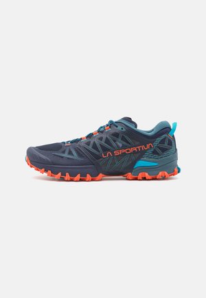 Chaussures de trail running avec une tige en mesh bleu foncé, une semelle extérieure en caoutchouc orange vif, des accents turquoise et des motifs géométriques complexes.