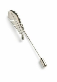 Metallbrosch designad som en fjäder. Polerad silverfinish, detaljerat fjädermönster, med en nål och rund lås för fäste.