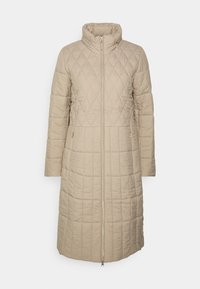 Abrigo largo beige acolchado con cuello alto, cierre frontal con cremallera y bolsillos verticales. Presenta un patrón de rombos y una textura suave.