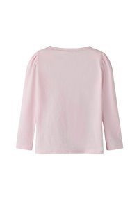 Lichtroze T-shirt met lange mouwen van zachte katoen, met gepofte mouwen en een ronde halslijn. Vlotte, effen textuur zonder patronen.