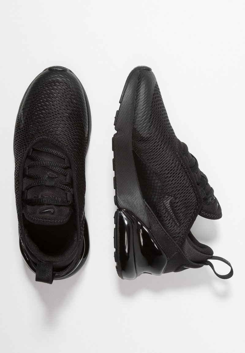 Paire de baskets noires Nike Air Max 270 avec tiges en mesh et talons avec amorti à air visible sur fond blanc.