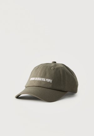 Olijfgroene baseballpet met witte geborduurde tekst "UNIFORM FOR BEAUTIFUL PEOPLE" aan de voorkant, geplaatst op een effen witte achtergrond.