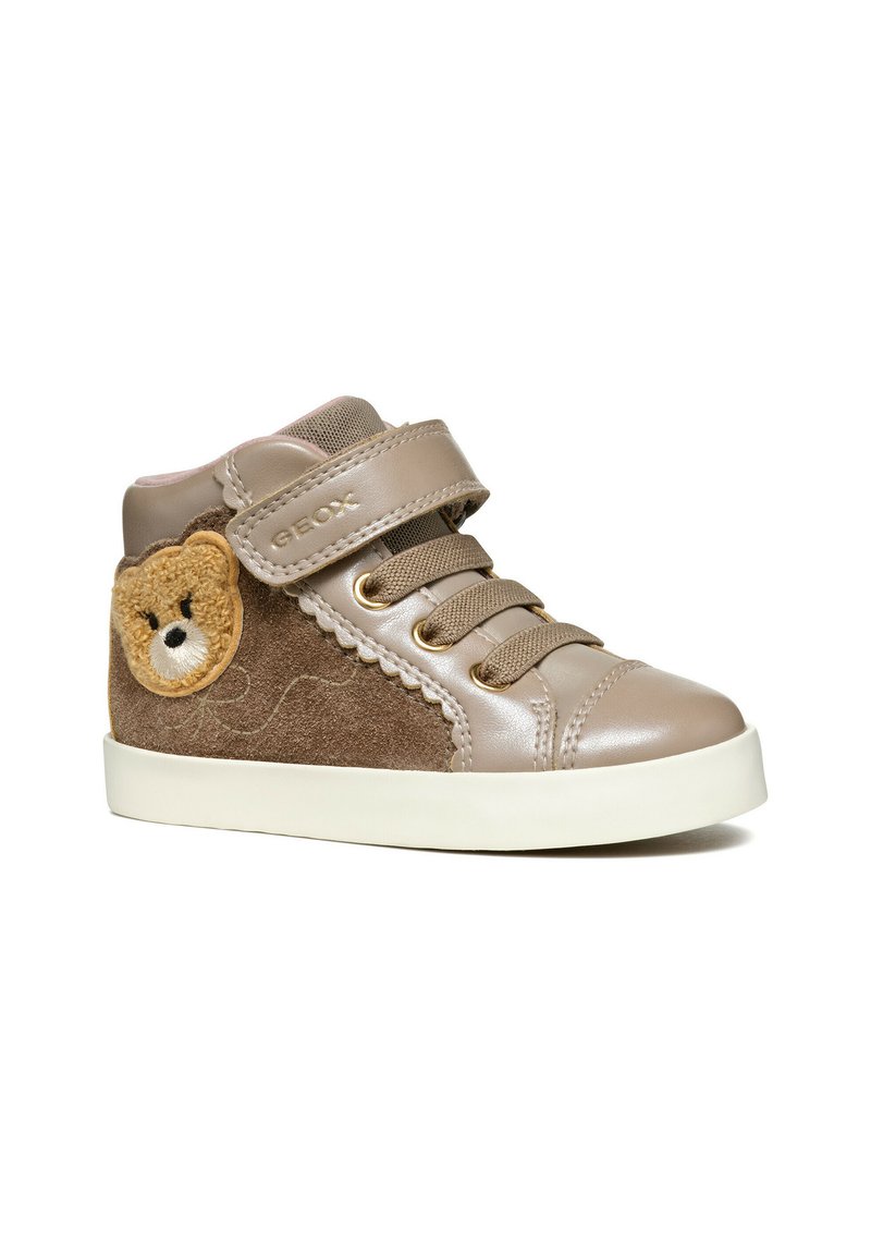 Sneaker alte in beige e marrone con dettaglio in peluche di orsetto, materiali in pelle e camoscio, cinturino in Velcro e lacci testurizzati.