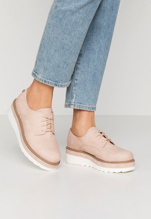 Helle rosa Schnürschuhe mit strukturiertem Obermaterial, runder Zehenpartie und weißer Plateausohle. Verfügt über kontrastierende Nähte und minimale Hardware-Akzente.