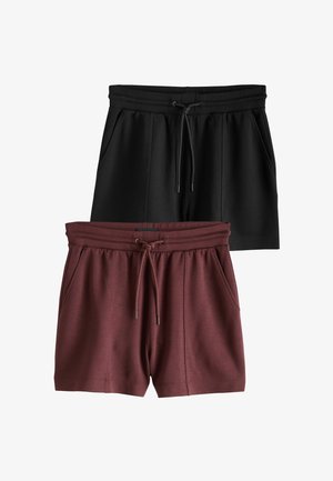 Kaks lühikeste pükste paari; üks must ja üks burgundia punane. Mõlemal on elastne vöökoht nööritava paelaga, küljetaskud ja mugav lõige.