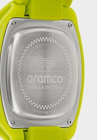 Rozsdamentes acél hátlap, fényes matt felülettel, gravírozott "Aston Martin" és "aramco Formula One Team" felirattal, sárga szilikon karpánt.