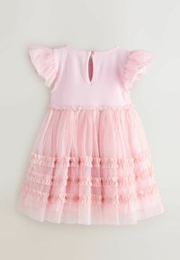 Vaaleanpunainen mekko, jossa on yksivärinen yläosa ja levenevä tyllihame, jossa on vaakasuoria röyhelöitä. Lyhyet röyhelöhihat ja takana napitus.