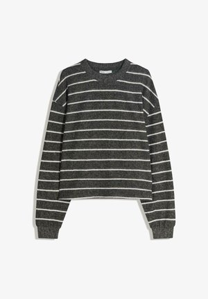 Šedý sveter z mäkkej látky s bielymi horizontálnymi pruhmi. Má okrúhly výstrih, dlhé rukávy a mierne skrátený dizajn.