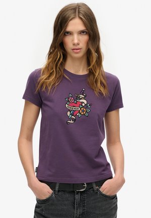 Camiseta de algodón morada con un colorido diseño bordado que incluye un corazón y elementos florales, de mangas cortas y con cuello redondo.