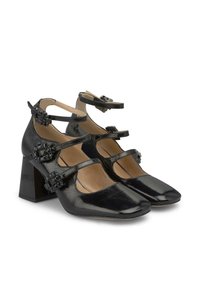Scarpe col tacco in vernice nera con punta quadrata, cinturini alla caviglia e dettagli di fibbie decorative. Design con tacco a blocco per maggiore stabilità.