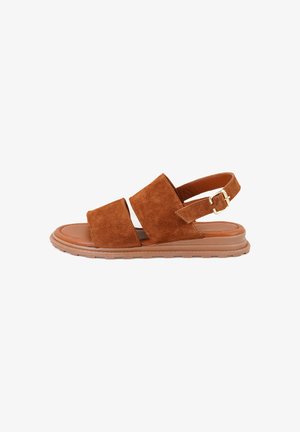 Braune Wildleder-Sandale mit zwei breiten Riemen, einem Knöchelriemen mit einer Metall-Schnalle und einer strukturierten Gummisohle.
