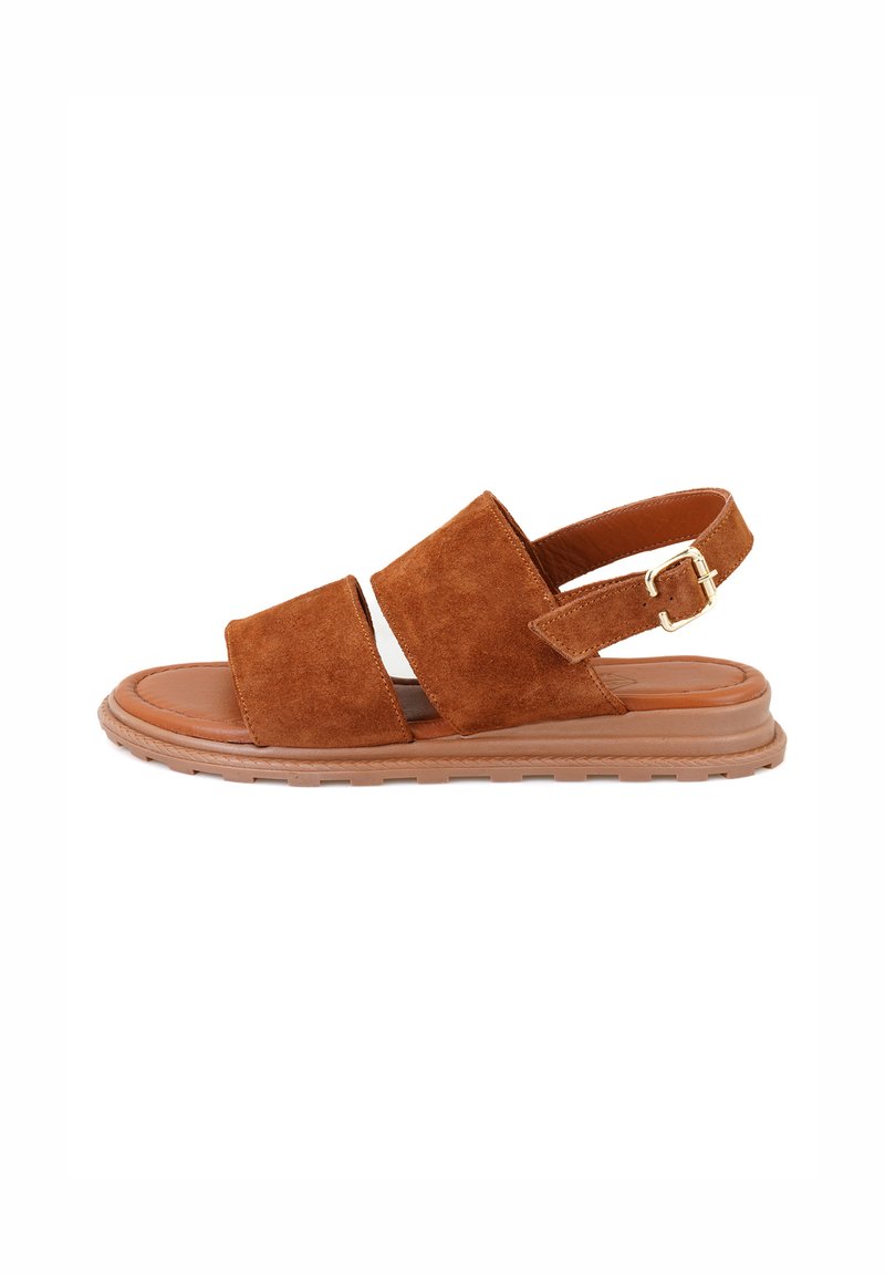 Braune Wildleder-Sandale mit zwei breiten Riemen, einem Knöchelriemen mit einer Metall-Schnalle und einer strukturierten Gummisohle.