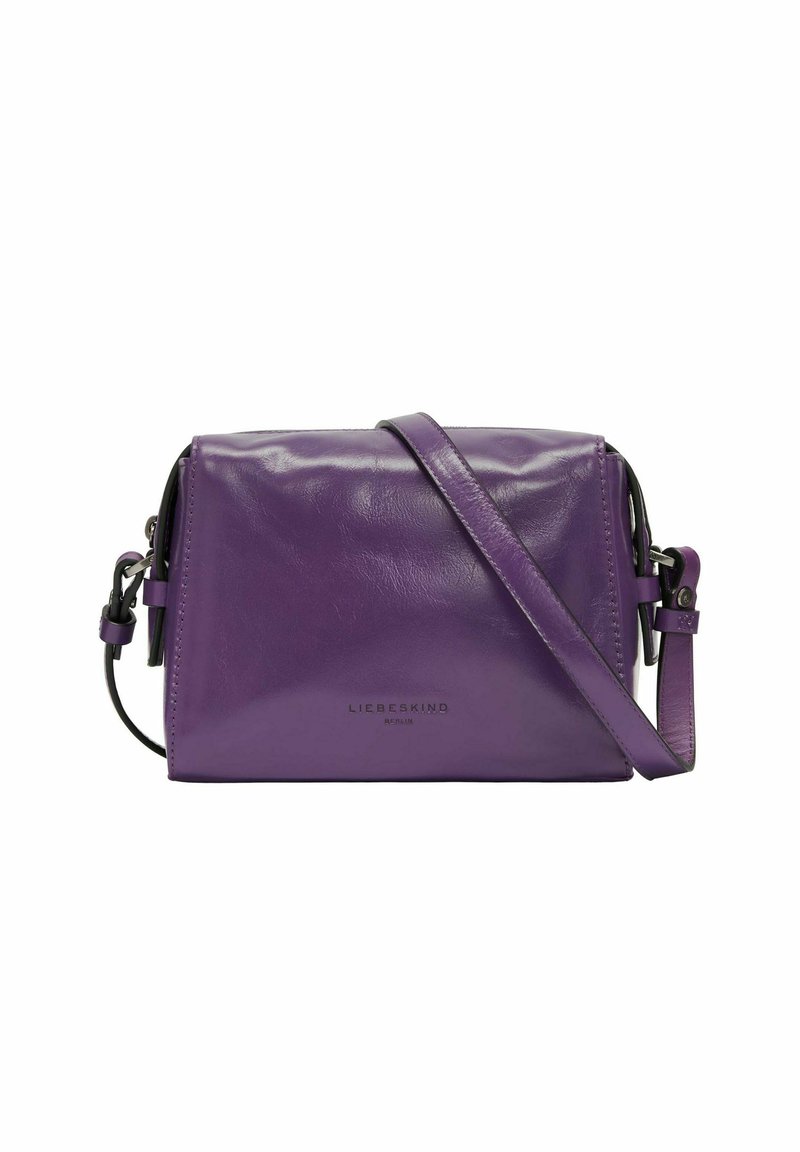 Lila Leder-Crossbody-Tasche mit einer eleganten rechteckigen Form, verstellbarem Riemen und geprägtem Logo auf der Vorderseite. Glatte, glänzende Textur.