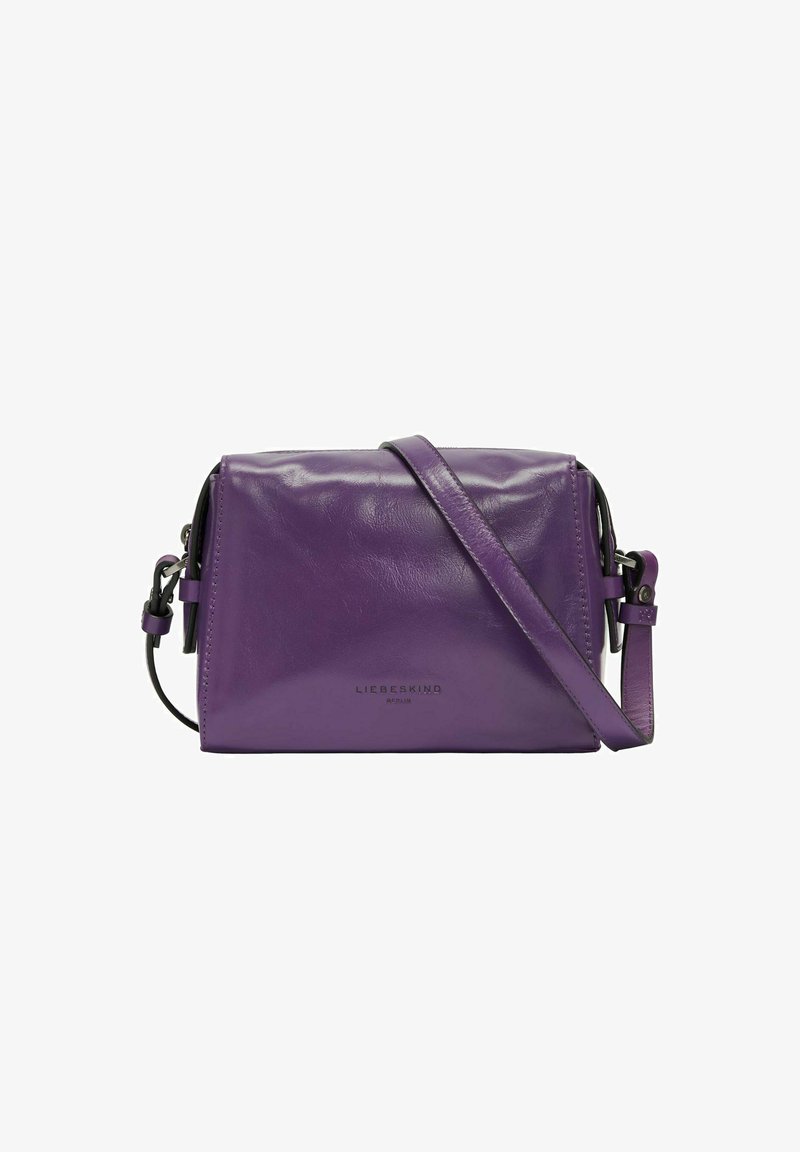 Lila Leder-Crossbody-Tasche mit einer eleganten rechteckigen Form, verstellbarem Riemen und geprägtem Logo auf der Vorderseite. Glatte, glänzende Textur.