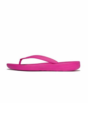 Leuchtend pinkfarbene Flip-Flop-Sandale mit dicker Sohle und strukturiertem Y-förmigem Riemen, seitlich auf weißem Hintergrund dargestellt.