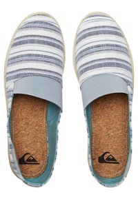 Modré a biele pruhované slip-on topánky vyrobené z látky s korkovou stielkou, majú gumovú vonkajšiu podrážku a elastické bočné panely pre pohodlie.