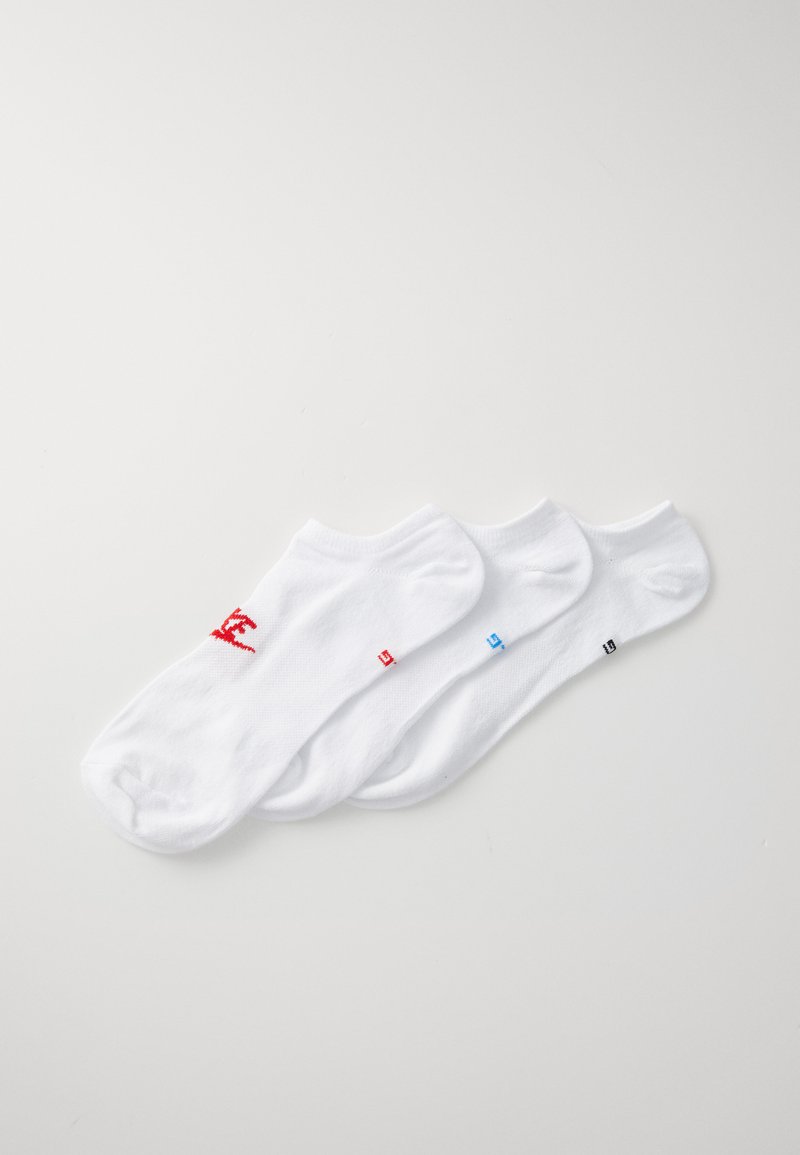 Tri bijele čarape do gležnjeva od pamuka, s živopisnim logotipima u crvenoj, plavoj i crnoj boji, meke teksture i rebrastim rubovima.