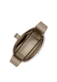 Sac à main en cuir beige avec un compartiment zippé, deux sections intérieures et une finition texturée. Dispose de poignées plates pour un transport facile.