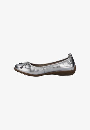 Silberne, metallische Ballerinas mit runder Spitze, dekorativem Schleifchen und flexibler brauner Sohle. Glatte Textur mit eleganten Designelementen.