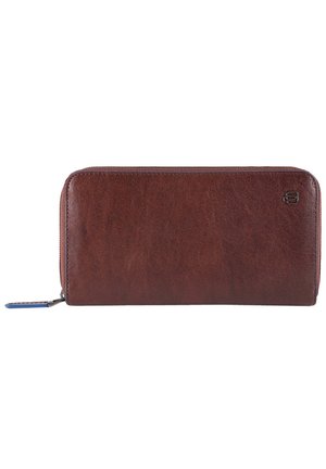 Portafoglio in pelle marrone con una texture liscia, chiusura con zip e una piccola linguetta blu. Presenta un logo discreto sul fronte e una forma rettangolare.