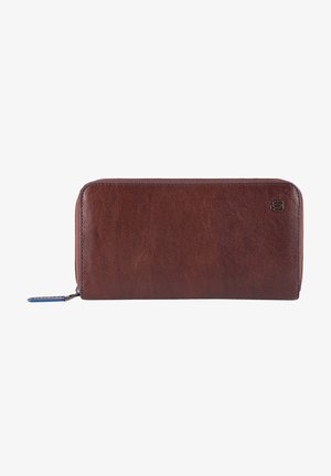 Portafoglio in pelle marrone con una texture liscia, chiusura con zip e una piccola linguetta blu. Presenta un logo discreto sul fronte e una forma rettangolare.