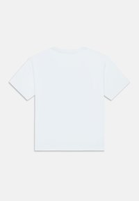 Λευκό βαμβακερό μπλουζάκι με κοντά μανίκια, στρογγυλή λαιμόκοψη και άνετη εφαρμογή. Ομαλή υφή; απλός σχεδιασμός χωρίς διακοσμητικά στοιχεία.