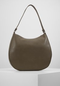 Borsa hobo in pelle verde oliva testurizzata, caratterizzata da una silhouette curvata, tracolla regolabile e dettagli di cucitura sottili.