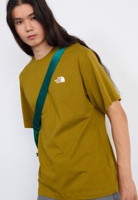 The North Face MENS TEE RELAXED HALF DOME - T-shirt estampada - moss green