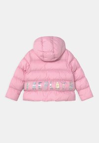 Różowa kurtka puchowa z kapturem, z iryzującym napisem "REPLAY" na dolnej tylnej części w jasnoszarym pasie.