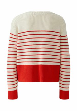 Pull rayé rouge et crème, texture côtelée, longueur courte, manches larges, section inférieure rouge uni, encolure arrondie.