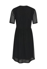 Crna haljina s kratkim, prozirnim rukavima, krojenim tijelom i raširenom suknjom. Napravljena od laganog materijala s glatkom teksturom.