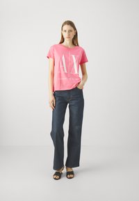 Armani Exchange Marškinėliai su spaudiniu - watermelon