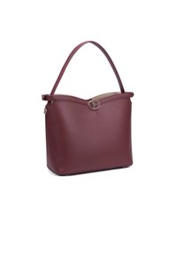 Sac à main en cuir bordeaux avec une texture lisse, un haut arrondi et un accent logo doré à l'avant. Dispose d'une bandoulière unique.