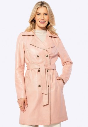 Trench coat in pelle rosa chiaro con vita cinturata, chiusura a doppi bottoni, ampie rever e tasche laterali. Texture liscia.