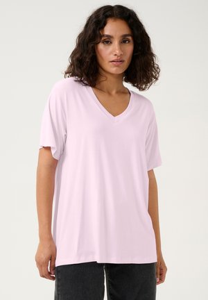 T-shirt rose clair à col en V avec des manches courtes, fabriqué en tissu doux. Coupe simple et décontractée avec une texture lisse. Aucun motif ni accent visible.